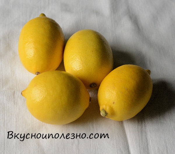 С предварительно вымытых лимонов снимаем теркой цедру